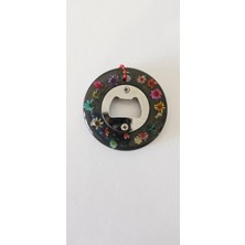 Vionna Çiçek Desenli Siyah Şişe Açacağı, Kırmızı Zincirli, Vintage Tarz Metal Açacak