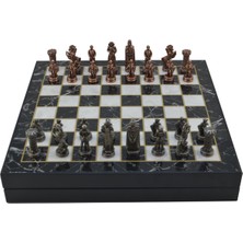 Gifthome Orta Boy Metal Ingiliz Satranç Takımı Antik ve Mermer Desenli Sandıklı Mdf Tahtası (36X36X6 Cm.)