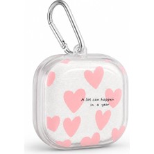 Store Samsung Galaxy Buds 4 / Buds 4 Pro ile Uyumlu Heartmessage Kalp Desenli Şeffaf Kulaklık Kılıfı – Simli Görünümlü, Metal Karabinalı, Baskılı Koruyucu Kulaklık Kabı