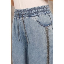 Zanessi Fashion Büyük Beden Beli Lastikli Bağcıklı Yandan Taşlı Şerit Detaylı Dökümlü Tensel Kumaş Bol Paça Denim Kadın Pantolon
