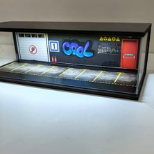 aklow akyoleticaret Diorama Garaj 1/64 Ölçek 8 Araçlık; LED Işıklı USB Çalışan Model Araba Sergileme Standı, Pleksi Kapaklı Dekoratif Vitrin
