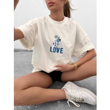 Tarz Yeri Kadın Bisiklet Yaka Baskılı Oversize  Kısa Kol T-Shirt - Beyaz