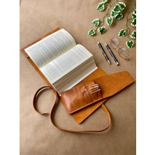 aklow akyoleticaret Isme Özel El Yapımı Hakiki Deri Kitap Kılıfı - Kalemlik Seti (Camel, A5)