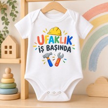 Igıgı Collection Ufaklık Iş Başında Baskılı %100 Pamuk Beyaz Unisex Bebek Zıbın