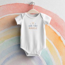 Igigi Collection Igıgı Collection Bizim Minik Mucizemiz Baskılı %100 Pamuk Kısa Kollu Beyaz Unisex Bebek Zıbın