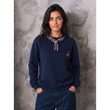 Juuuj Lacivert Üç Iplik Şardonlu Kumaş Bisiklet Yaka Fular Detaylı Ceylan Nakışlı Sweatshirt