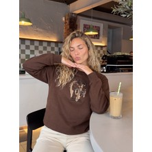 Juuuj Kahverengi Üç Iplik Esnek Kumaş Bisiklet Yaka Düşük Omuz At Nakışlı Rahat Form Sweatshirt