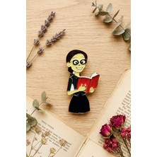 BB Bi Butik Shop Gözlüklü Kitap Okuyan Kız Broşu - Kitap Kurtlarına Özel Sevimli Hediye
