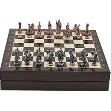 Die Grup Tr Orta Boy Metal Roma Satranç Takımı Antik ve Ceviz Desenli Sandıklı Mdf Tahtası (36X36X6 Cm.)
