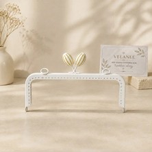 Velanee Beyaz Renk Dikdörtgen Badem Kilitli Dikilebilir Metal Çanta Bursu 20 cm