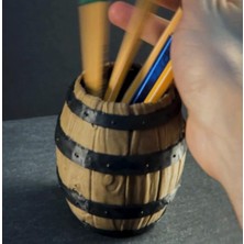 Burada Bulabilirsin Retro Tasarım Varil Kalemlik – Rustik Masaüstü Düzenleyici Masanızda Eskitme Şıklığı ve Endüstriyel Düzen Bir Arada! Barrel Pen Holder
