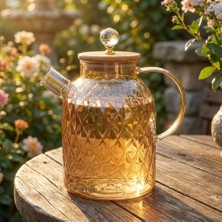 Pratik Ev Sürahi; Lusterli Borosilikat Cam, Isıya ve Ateşe Dayanıklı, Bambu Kapaklı ve Kristal Kulplu Sürahi (1.6 L)