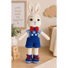 MentorAly El Yapımı Amigurumi Tavşan Oyuncak – Mavi Tulumlu Kırmızı Papyonlu (48 Cm)