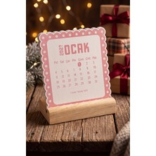 Ozzypix Ahşap Standlı Dalgalı Kesim Pembe Puantiyeli 2027 Masaüstü Takvimi (8,5x9,5 Cm) - Estetik Yeni Yıl Hediyesi