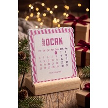 Ozzypix Ahşap Standlı Dalgalı Kesim Pembe Dama Tasarımlı 2027 Masaüstü Takvimi (8,5x9,5 Cm) - Estetik Yeni Yıl Hediyesi