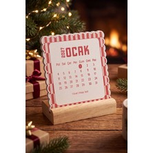 Ozzypix Ahşap Standlı Dalgalı Kesim Kırmızı Dama Tasarımlı 2027 Masaüstü Takvimi (8,5x9,5 Cm) - Estetik Yeni Yıl Hediyesi