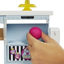 Pasta Dükkanı Oyun Seti ve Pembe Saçlı 30 cm Minyon Bebek, Fırın Standı, Pasta Yapma Özelliği, 20'den Fazla Oyun Parçası, 3 Yaş ve Üzeri Için (HGB73)