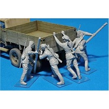 Prime Miniart 35137 – Pushing Soviet Soldiers