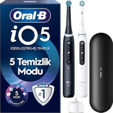 Prime Oral-B Io5 Şarjlı/elektrikli Diş Fırçası, 2'li Set, Mat Siyah & Beyaz, 2 Fırça Başlığı, Uzun Ömürlü Pil, Premium Seyahat Kabı