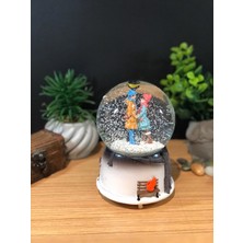 Lapidaria Çiko Toys Sokak Lambası Altında Buluşan Romantik Çiftler Püskürtmeli Müzikli ve Işıklı Büyük Boy Kar Küresi