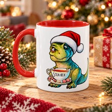 Tişört Kodu Noel Şapkalı Tea-Rex Porselen Kupa – Kırmızı Kulplu, 11 Oz