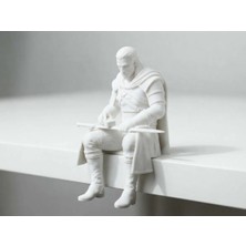 Renibo The Witcher Geralt Of Rivia Kenar Oturan Figür – Beyaz Renk-Masa Üstü ve Raflık Dekoratif Biblo