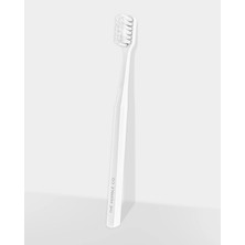 The Humble Co. Brush 7.000 Kıl Içeren Bitki Bazlı  Yeyişkin Diş Fırçası Beyaz