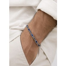 Ak Store Silver Rodyum Gümüş Kaplama B-103 Kromix Çelik Erkek Bilelik 1+1 Gravürlü Otantik Safir Rengi Zirkon Baget Taşlı Harfli 5 mm