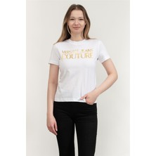 Versace Jeans Couture 76HAHT04CJ00T R Logo Thıck Foıl T-Shırt Beyaz