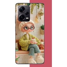 Aksesuarist Redmi Note 12 Pro Plus Uyumlu Cafede Oturan Kız Baskılı Silikon Kılıf