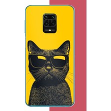 Aksesuarist Redmi Note 9 Pro-9s Uyumlu Sarı Fondaki Havalı Kedi Baskılı Silikon Kılıf