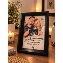 Kişiye Özel Karikatür Tasarımlı Hamilelik Çerçevesi 10X15 cm – Fotoğrafınızdan Özel Çizim