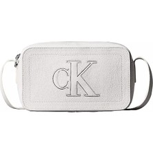 Calvin Klein Kadın Parlak Dokulu Monogram Logolu Ayarlanabilir Çapraz Askılı Fermuarlı Beyaz Çanta LV04F3685G-4LX