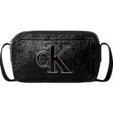 Calvin Klein Kadın Parlak Dokulu Monogram Logolu Ayarlanabilir Çapraz Askılı Fermuarlı Siyah Çanta LV04F3685G-UB1
