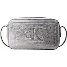 Calvin Klein Kadın Metalik Suni Deri Monogram Logolu Ayarlanabilir Çapraz Askılı Fermuarlı Gümüş Çanta LV04F3896G-3JH