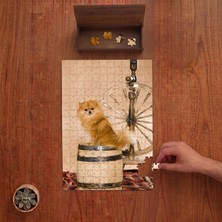 Punto Dizayn Fıçı Üstündeki Sevimli Pomeranian Köpek Tasarımı 240 Parça Ahşap Puzzle Ahşap Kutuda PD00588