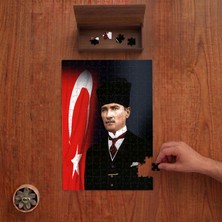 Punto Dizayn Kalpaklı Mustafa Kemal Atatürk  ve Türk Bayrağı Tasarımı 240 Parça Ahşap Puzzle Ahşap Kutuda PD00533
