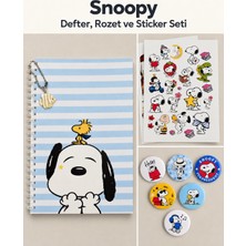Punky Design Snoopy A5 Spiralli Çizgili Defter 80 Yaprak, 6 Adet 44 mm Rozet ve 4 Sayfa A4 Sticker Seti