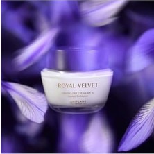 Ertürk Store Royal Velvet 2 Kat Daha Nem Sağlayan Sıkılaştırıcı Etkili Gündüz Kremi Spf 20, Yenileyicikrm