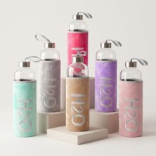Marmara Avm Matara; Peluş Kılıflı 1 L (1000 Ml) Borosilikat Cam, H2O Nakışlı Yumuşak Kılıf, Metal Kapak ve Taşıma Askılı Cam Su Şişesi, 27 × 8 Cm, Ev Ofis Spor Seyahat Günlük Kullanım, 6 Renk Seçeneği