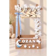 Nilsa Kişiye Özel Isimli Erkek Bebek Hediye Sepeti Doğal Renk Kasa Mavi Detaylı Çiçekli Bebek Arabası Yıldız | Teyze Sepeti | Hala Sepeti | Babyshower Hediyesi | Kırk Uçurma Sepeti