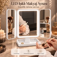 Tilbe Home LED Işıklı Makyaj Aynası 3 Renk Dokunmatik 2x Büyüteçli Type-C Şarjlı Katlanabilir Üç Kanatlı Masaüstü Baklava Desenli Ayarlanabilir Başlıklı Beyaz Standlı ve Bölmeli Aksesuar Hazneli
