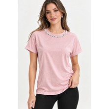 İnci Türkay Kadın Tasarım T-Shirt Taş ve Zincir Işleme Detaylı Düşük Duble Kol Pembe Bluz