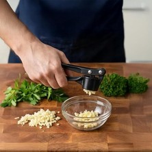 Fimer Paslanmaz Metal Döküm Sarımsak Ezici ve Presi – Ergonomik Saplı Profesyonel Sarımsak Kırıcı, Kolay Temizlenen Ağır Döküm Gövde (15.5 Cm, Mat Siyah)