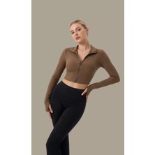 MiaMoon Kadın Kahverengi Uzun Kol Fermuarlı Parmak Geçme Detaylı Dik Yaka Crop Top Bluz – Şık, Rahat ve Kolay Kombinlenebilir