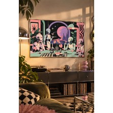 Taranist Poster - Yerel Sanatçılar - Retro Fütüristik Kadınlar Pembe Gezegen Uzay Sürreal Sci-Fi Duvar Dekoru