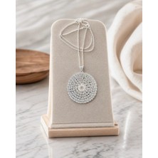 Arvenia Silver Büyük Boy Dairesel Çiçek Desenli Yuvarlak Madalyon Kadın 925 Ayar Gümüş Kolye