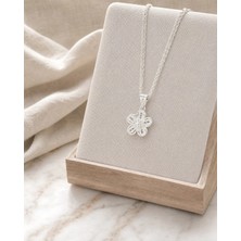 Arvenia Silver Ince Işlemeli Beş Yapraklı Çiçek Motifli Telkari Kadın 925 Ayar Gümüş Kolye