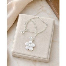 Arvenia Silver Beş Yapraklı Dolgun Çiçek Motifli Dokulu Zincirli Kadın 925 Ayar Gümüş Kolye