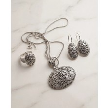 Arvenia Silver Kabartma Desenli Oval Madalyon Kadın 925 Ayar Gümüş Kolye Küpe Yüzük Takı Seti